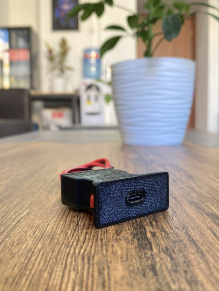 Блок зарядки USB-C 65W для BMW E36 в Екатеринбурге